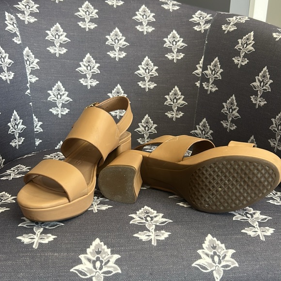 Aerosoles Women's Tan Sandals - Picture 3 of 4
